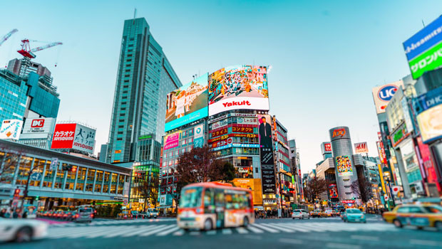 dl japón tokio calle vallas publicitarias shinjuku cruce tráfico ciudad escena unsplash