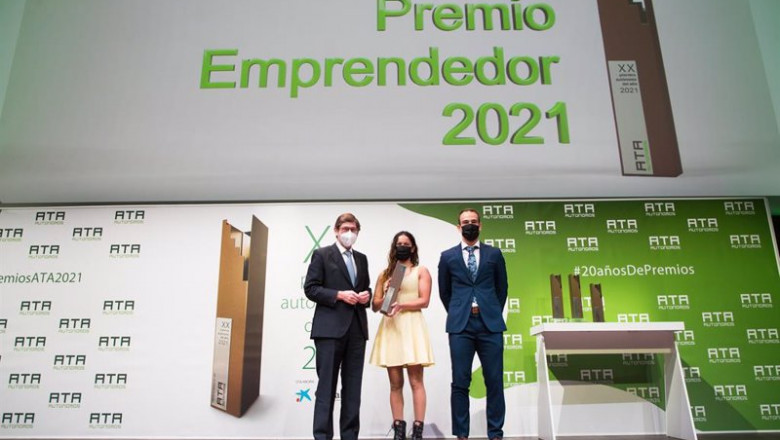 A la izquierda, el presidente de CaixaBank, José Ignacio Goirigolzarri, en la entrega de los Premios ATA | MAXIMO GARCIA DE LA PAZ ep a la izquierda el presidente de caixabank jose ignacio goirigolzarri en la entrega de los premios