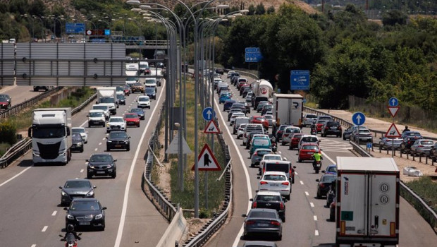 ep archivo   decenas de coches en la autovia a3 el primer dia de la operacion especial del verano a