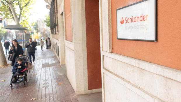 ep archivo   exterior de una oficina bancaria de santander private bank