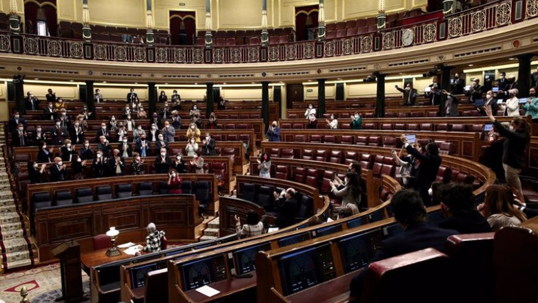 Archivo - Miembros del hemiciclo aplauden durante una sesión plenaria en el Congreso de los Diputados. | EUROPA PRESS/E. Parra. POOL - Europa Press ep archivo miembros del hemiciclo aplauden durante una sesion plenaria en el congreso de los