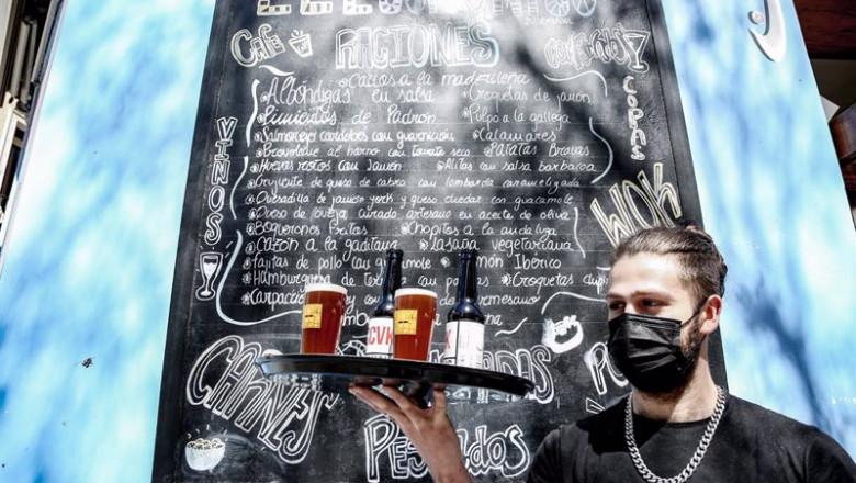 Archivo - Un camarero lleva cervezas artesanales en una terraza, en uno de los bares que participan en ‘Artesana Week Lavapiés’, en la calle Argumosa, en Madrid (España). | Ricardo Rubio - Europa Press - Archivo ep archivo un camarero lleva cervezas artesanales en una terraza en uno de los bares que