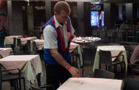 ep archivo   un camarero trabajando en una terraza de madrid 20260406090204