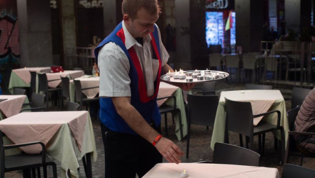 ep archivo   un camarero trabajando en una terraza de madrid 20260406090204