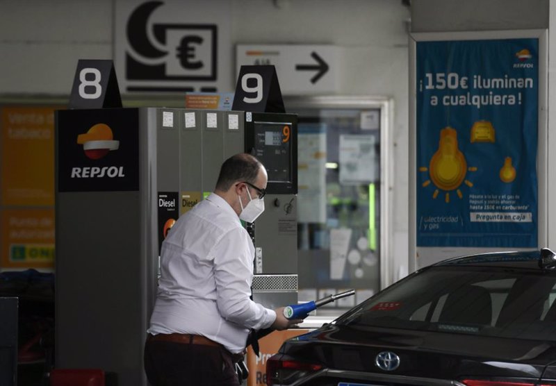 ¿Gasolina o diésel? El Ejecutivo subirá sus impuestos para potenciar las cero emisiones