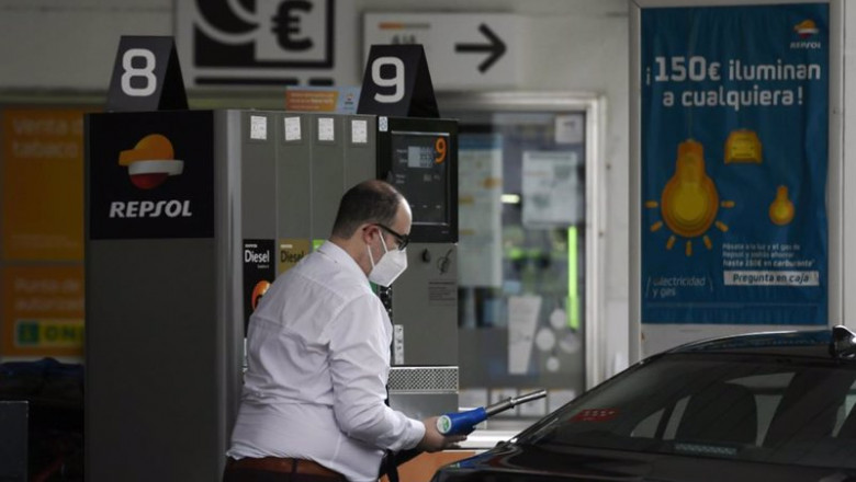 ep archivo - un hombre echa gasolina a su coche en una gasolinera ep archivo - un hombre echa gasolina a su coche en una gasolinera
