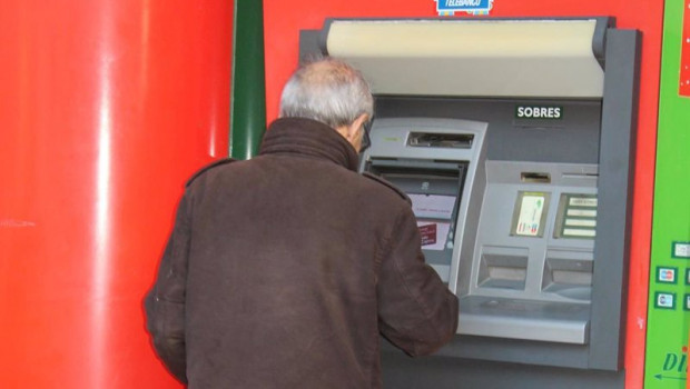 ep archivo   un usuario utiliza un cajero automatico