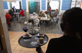 ep archivo   una camarera se dispone a servir en una terraza de un restaurante de aviles asturias