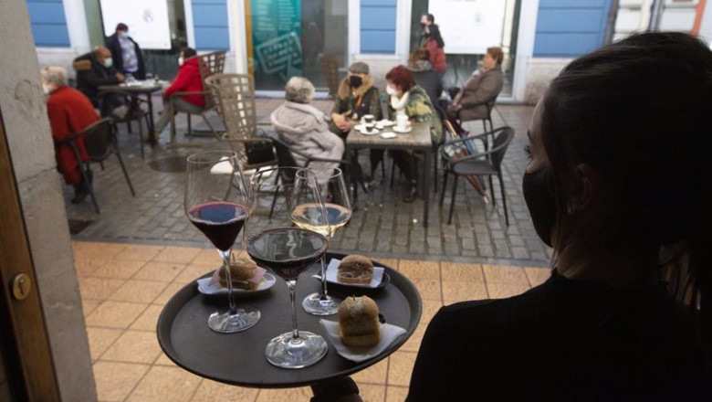 Jorge Peteiro - Europa Press - Archivo ep archivo una camarera se dispone a servir en una terraza de un restaurante de aviles asturias