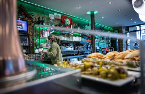 ep archivo   una camarera trabaja en su cafeteria durante u