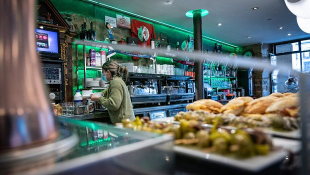 ep archivo   una camarera trabaja en su cafeteria durante u