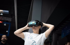 ep archivo   una mujer con gafas virtuales dentro de las inmediaciones de fira barcelona donde se