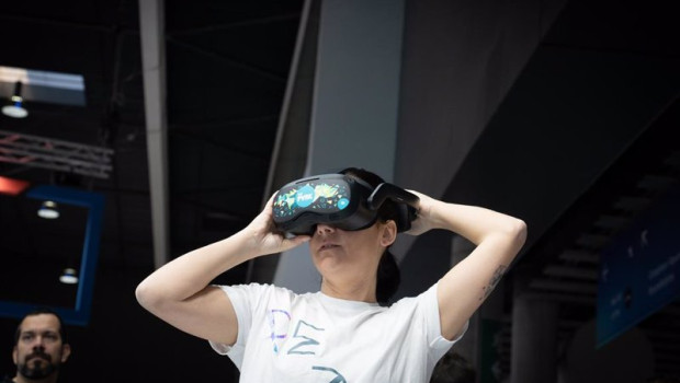 ep archivo   una mujer con gafas virtuales dentro de las inmediaciones de fira barcelona donde se