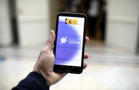 ep archivo   una persona utiliza desde su telefono movil la aplicacion radar covid en madrid espana