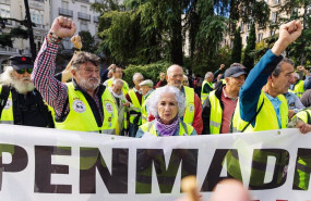 ep archivo   varios pensionistas con una pancarta durante una manifestacion frente al congreso de