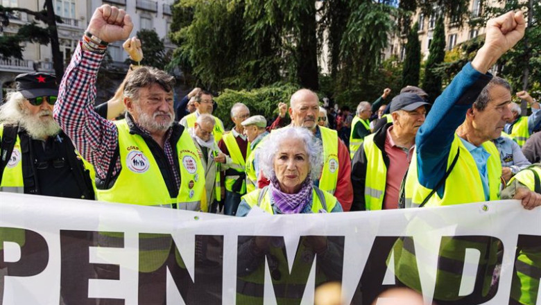 Archivo - Varios pensionistas con una pancarta durante una manifestación frente al Congreso de los Diputados, a 18 de octubre de 2023, en Madrid (España). | Carlos Luján - Europa Press - Archivo ep archivo varios pensionistas con una pancarta durante una manifestacion frente al congreso de