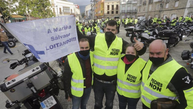 ep cuatro personas posan junto a una pancarta donde se lee a marina se salva luchando antes del