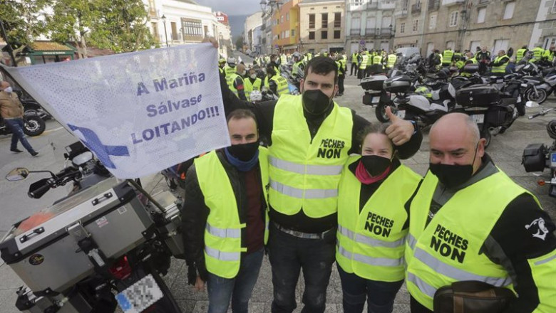 ep cuatro personas posan junto a una pancarta donde se lee a marina se salva luchando antes del