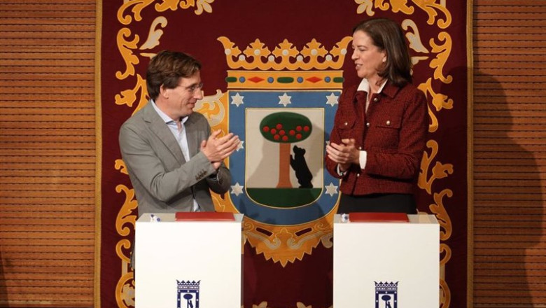 ep el alcalde de madrid jose luis martinez almeida ha firmado hoy con la presidenta de la aeb ep el alcalde de madrid jose luis martinez almeida ha firmado hoy con la presidenta de la aeb