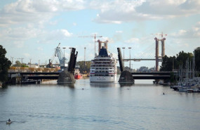ep el crucero europa a su llegada al puerto a 7 de abril de 2025 en sevilla andalucia espana