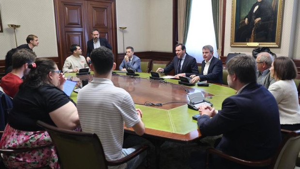 ep el ministro de transportes oscar puente en la reunion con las plataformas de usuarios de tren de