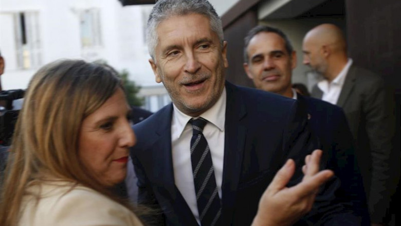 El ministro del Interior en funciones, Fernando Grande-Marlaska junto a la presidenta de la Diputación de Cádiz, Irene García (chaqueta clara) en un acto de reconocimiento a las empresas colaboradoras del Plan de Empleo de Cruz Roja. En el Centro Municipa | Eduardo Ruiz - Europa Press ep el ministro del interior en funciones fernando grande-marlaska junto a la presidenta de la