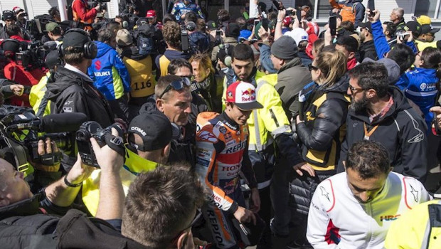 ep el piloto espanol de motogp marc marquez repsol honda acudiendo a la llamada de direccion de
