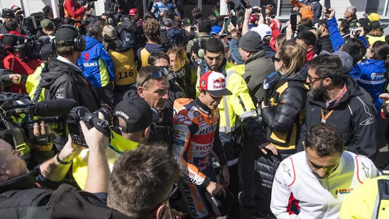 ep el piloto espanol de motogp marc marquez repsol honda acudiendo a la llamada de direccion de