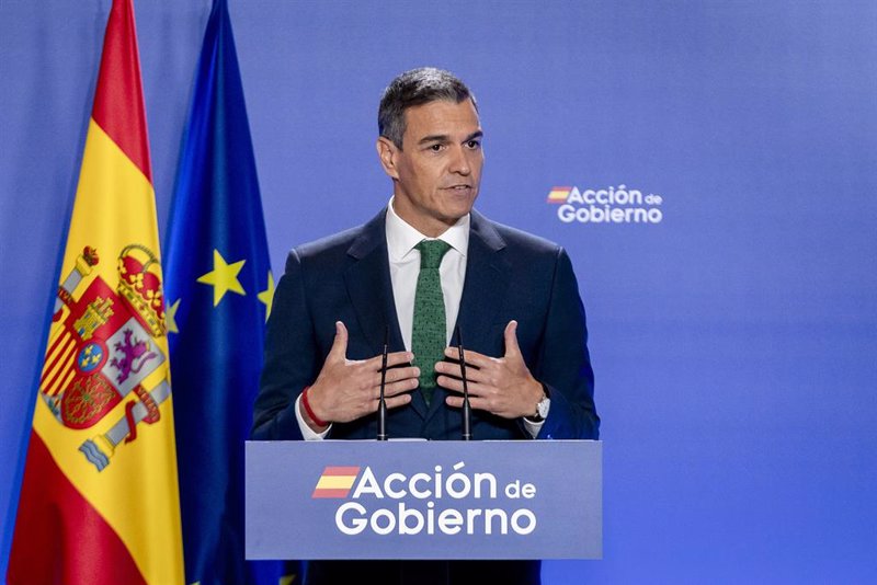 Sánchez anuncia subidas de impuestos para quienes tienen dinero en el banco para vivir 100 vidas