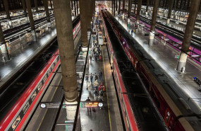ep ersonas en el anden esperan para montar en el tren en la estacion de atocha a 19 de octubre de