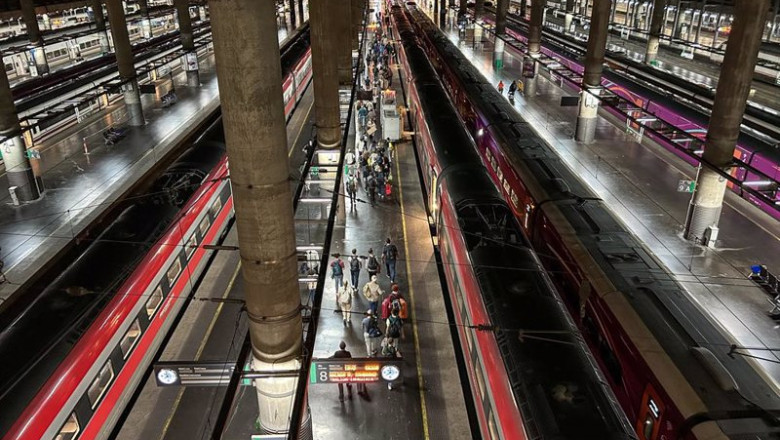 ersonas en el andén esperan para montar en el tren, en la estación de Atocha, a 19 de octubre de 2024, en Madrid (España). Un tren ha descarrilado en el túnel entre Atocha y Chamartín | Carlos Luján - Europa Press ep ersonas en el anden esperan para montar en el tren en la estacion de atocha a 19 de octubre de