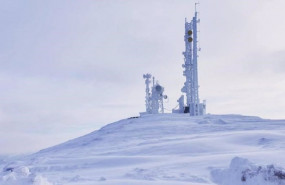 ep estacion de torre de telefonia de orange cubierta por la nieve durante la borrasca filomena