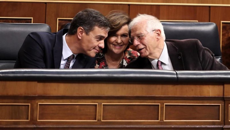 (I-D) El presidente del Gobierno en funciones, Pedro Sánchez, la vicepresidenta del Gobierno en funciones, Carmen Calvo y el ministro de Asuntos Exteriores, Unión Europea y Cooperación en funciones, Josep Borrell, hablan tras la intervención de Sánchez en | Eduardo Parra - Europa Press ep i-d el presidente del gobierno en funciones pedro sanchez la vicepresidenta del gobierno en