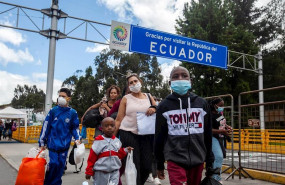 ep los miembros de una familia ataviados todos ellos con mascarillas cruzan la frontera de colombia