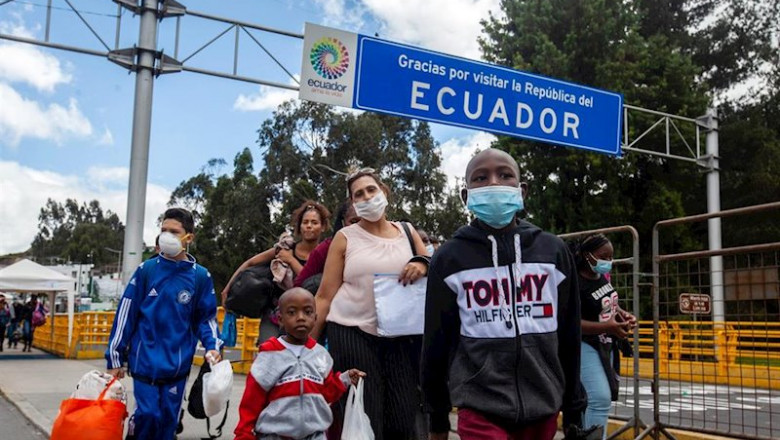 Los miembros de una familia, ataviados todos ellos con mascarillas, cruzan la frontera de Colombia con Ecuador. | Juan Diego Montenegro/dpa ep los miembros de una familia ataviados todos ellos con mascarillas cruzan la frontera de colombia