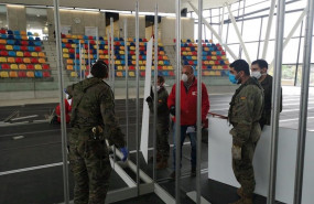 ep militares del ejercito de tierra en la instalacion de un hospital de campana en sabadell