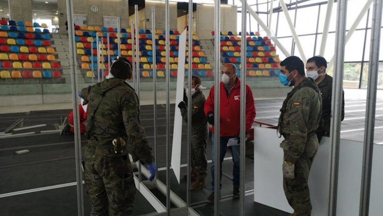 ep militares del ejercito de tierra en la instalacion de un hospital de campana en sabadell