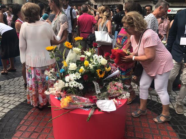 Ofrenda de barceloneses por el atentado yihadista en Barcelona | EUROPA PRESS ep ofrendabarcelonesesatentado yihadistabarcelona