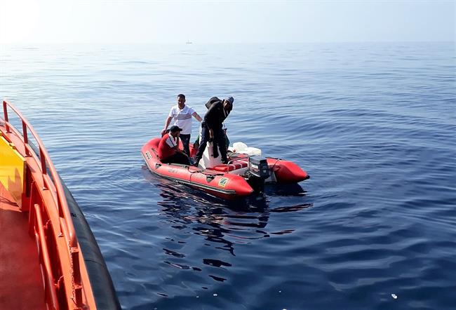 Patera rescatada frente a las costas de Vera | SALVAMENTO MARÍTIMO ep patera rescatada frentelas costasvera