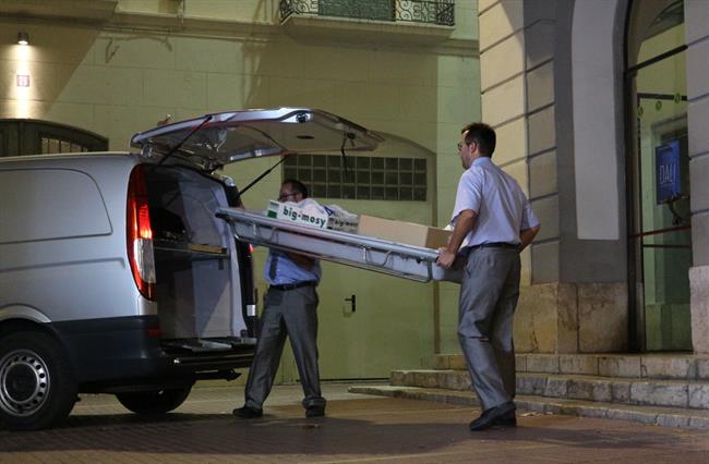 Salida de técnicos del comité judicial y forense tras exhumar a Dalí. | CRISTINA FONT ep salidatecnicoscomite judicialforenseexhumardali