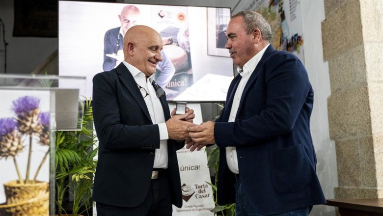 ep tono perez recibe el titulo de embajador de la torta del casar