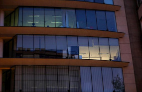 ep un edificio de oficinas con las luces encendidas