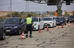 ep un guardia civil de trafico da el alto durante un control en la carretera r5 km 20 en madrid