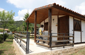 ep una clienta entra en un bungalow del camping monte holiday en gargantilla del lozoya