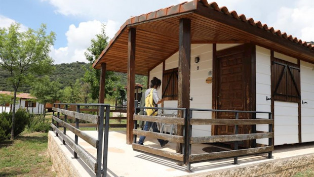 ep una clienta entra en un bungalow del camping monte holiday en gargantilla del lozoya