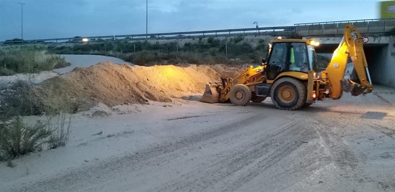 ep una maquina trabaja en la retirada de barro