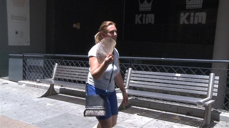 ep una mujer se abanica mientras pasea por merida badajoz ep una mujer se abanica mientras pasea por merida badajoz