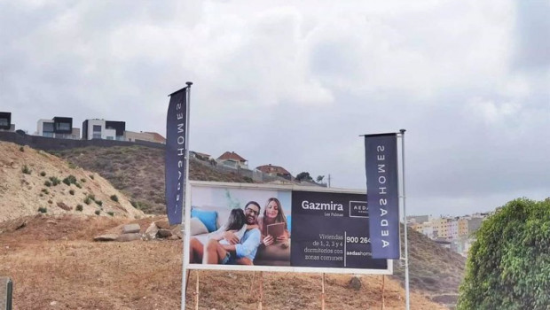 ep valla en la que se anuncia la primera promocion inmobiliaria de aedas homes en las islas canarias