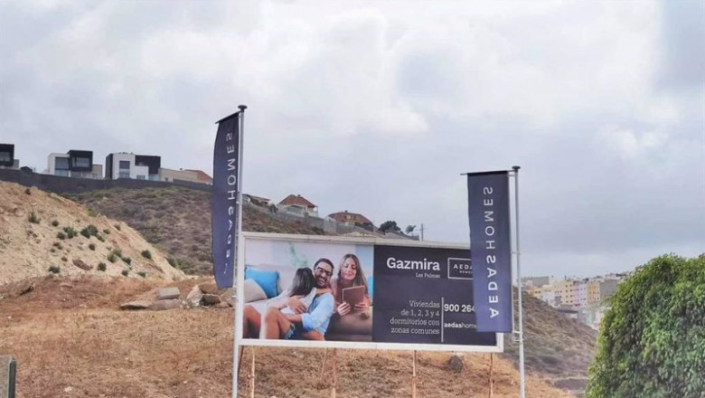 ep valla en la que se anuncia la primera promocion inmobiliaria de aedas homes en las islas canarias