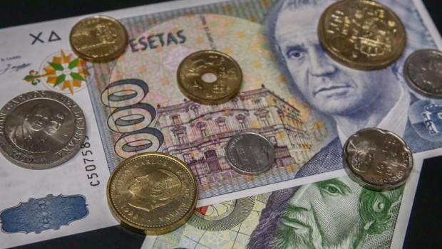 ep varias monedas encima de dos billetes de las antiguas pesetas a 15 de junio de 2021 en madrid